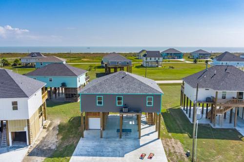 Stylish 4BR Crystal Beach Retreat Walk to Beach