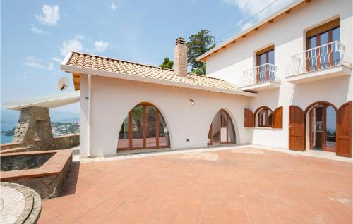  Amazing Home In Staletti With Wifi in Stalettì