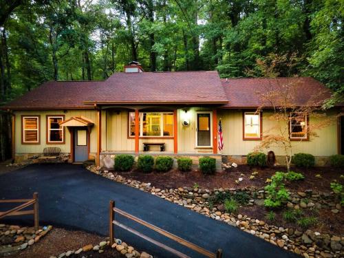 Beautiful Chalet with Fireplace and Large Game Room in Gatlinburg, USA