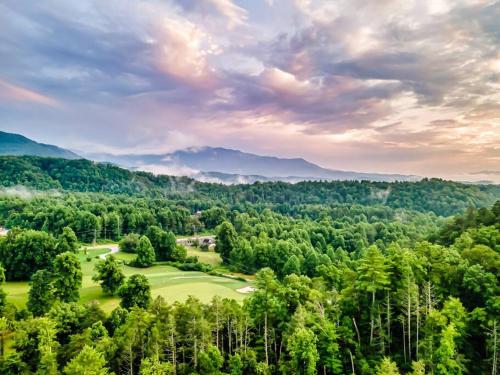 Beautiful Chalet with Fireplace and Large Game Room in Gatlinburg, USA