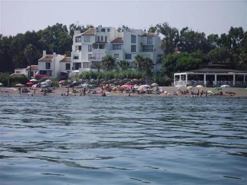 Your Vacation Retreat Right On The Beach - image 9