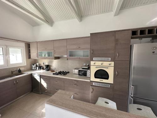 廚房, Ocean Waves - Alykes Beach in 聖米納