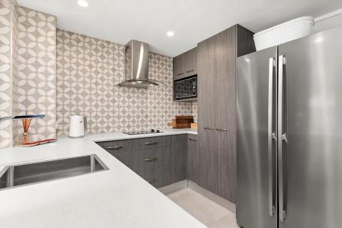 Kitchen, Fingal Pines Getaway, Apartment in Fingal Bay