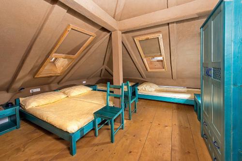 4 twin beds