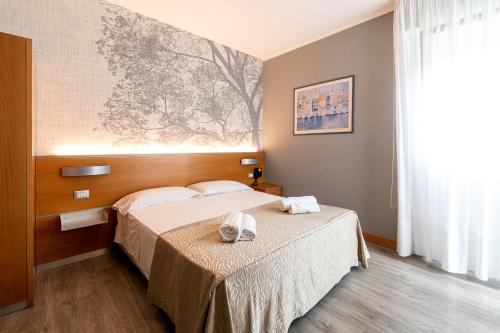 Double Room with Balcony image 6