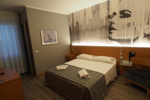 Double Room with Balcony image 7