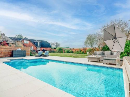 The Paddock - Luxury 5 Bed with Swimming Pool!