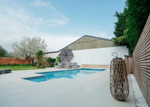 The Paddock - Luxury 5 Bed with Swimming Pool!