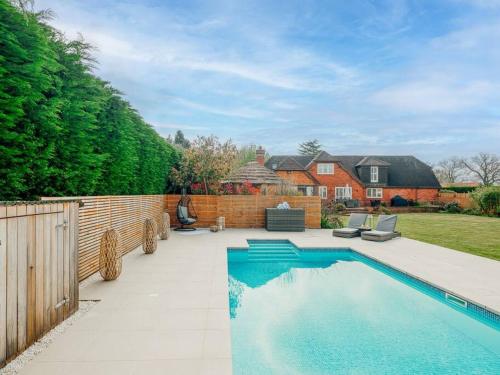 The Paddock - Luxury 5 Bed with Swimming Pool!