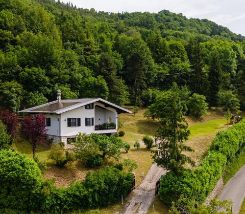 Villa tra montagna e laghi 14 posti - Crone