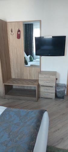 3 twin beds