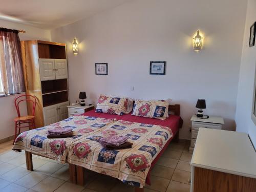 2 twin beds, 1 sofa bed