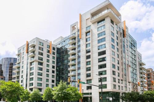 Luxe 1 Bdrm *Rooftop deck* Gym - Free Garage Parking! in Arlington, USA