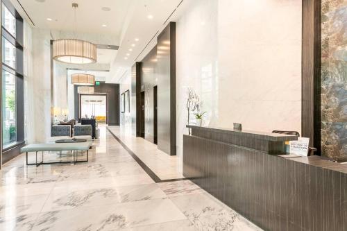 Luxe 1 Bdrm *Rooftop deck* Gym - Free Garage Parking! in Arlington, USA