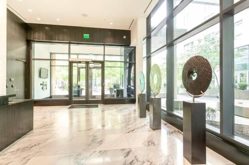 Luxe 1 Bdrm *Rooftop deck* Gym - Free Garage Parking! in Arlington, USA