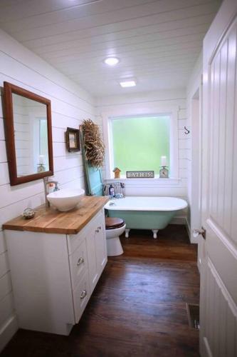 NEW Hilltop Cabin 35 min South of Nashville in Columbia, USA