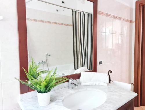 Bathroom, Italian Experience-Lilly House in Travaco Siccomario