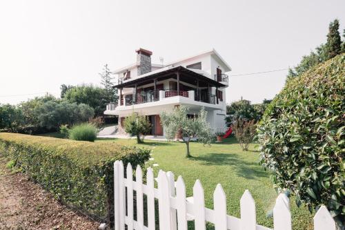 Theoni’s country house with garden and sea view