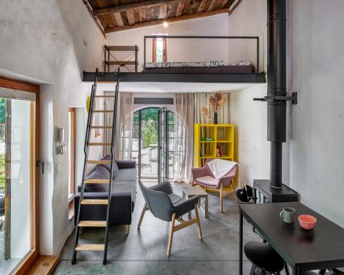 Tiny House, podkrovni apartman a apartman s vyhledem do zahrady in Svinov