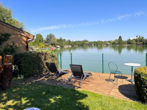 Chalet moderne au bord d'un lac in Bray Sur Seine