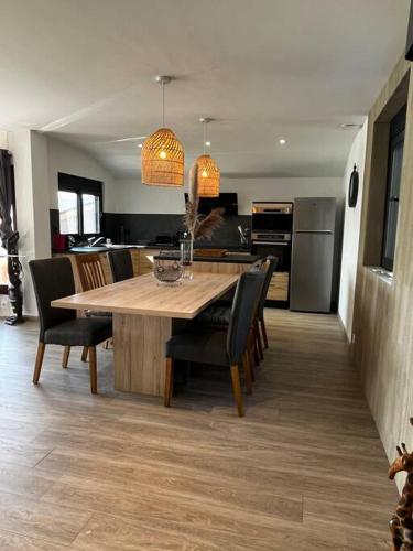 Chalet moderne au bord d'un lac in Bray Sur Seine