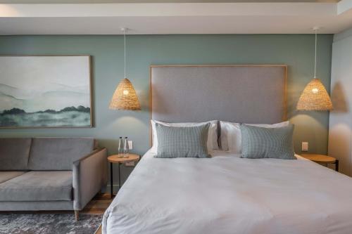 Luxury Suite image 10