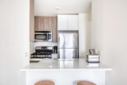 Midtown West 2br w doorman gym wd nr Times Sq NYC-1068, New York (photo 6)