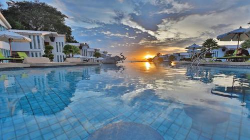 Swimming pool, Vannee Golden Sands Beachfront Resort  in Ko Pha-ngan