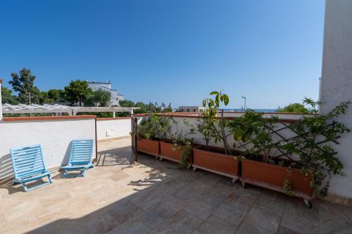  La Casa Blue a step from the beach! Terrace and parking in Faccia di Trippa