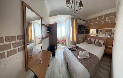 Deluxe Double Room with Sea View image 10