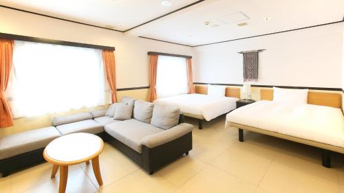 1 queen bed, 1 double bed