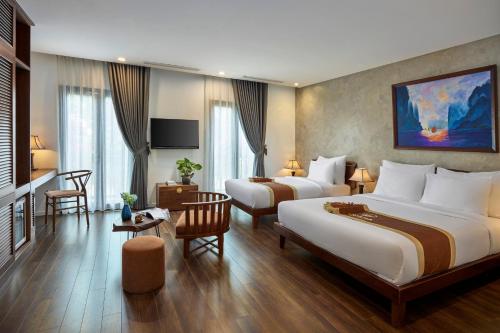1 king bed, 1 twin bed