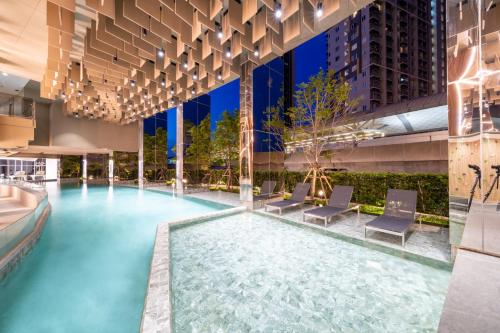 Swimming pool, Oakwood Suites Tiwanon Bangkok in Nonthaburi