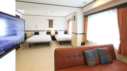 1 king bed, 1 double bed, 2 sofa beds