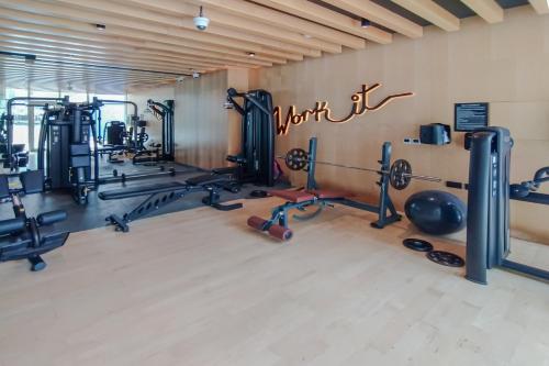 Modern Studio with Pool & Gym Access - image 14