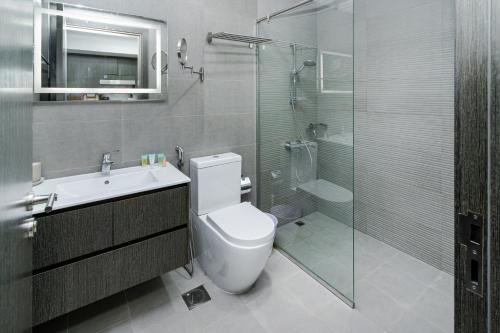 Modern Studio with Pool & Gym Access - image 11