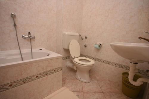 Two-Bedroom Apartment with Terrace and Sea View image 9