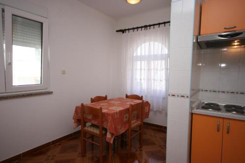 One-Bedroom Apartment image 2