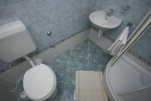 Double Room image 3