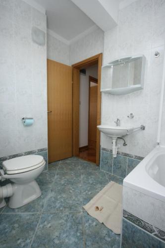One-Bedroom Apartment image 5