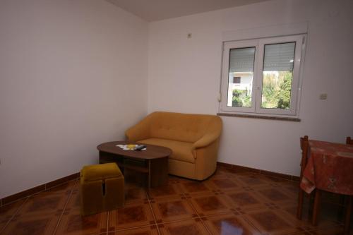 One-Bedroom Apartment image 9