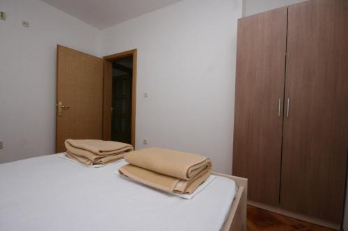 One-Bedroom Apartment image 7