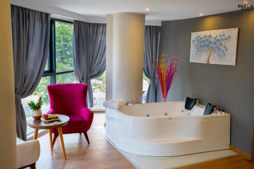 room detail thumbnail 2