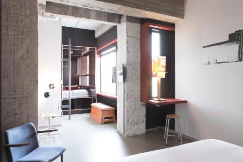 room detail thumbnail 1