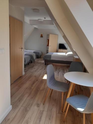 7 twin beds