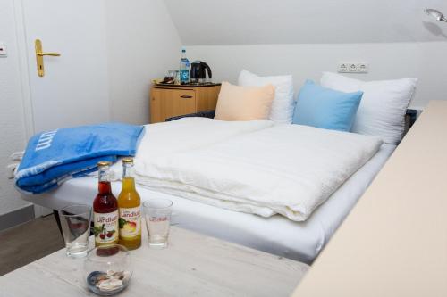 1 king bed, 1 sofa bed