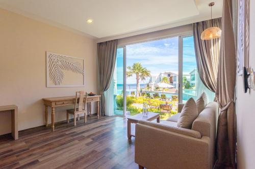 Vannee Golden Sands Beachfront Resort Room Type - Private pool Villa seaside view
