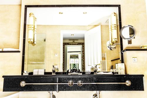 room detail thumbnail 2