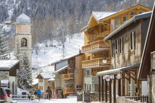 Powder Ridge - 6 bedroom chalet with hot tub near Restaurant l'Armailly