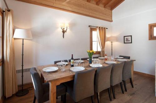 Powder Ridge - 6 bedroom chalet with hot tub near Restaurant l'Armailly
